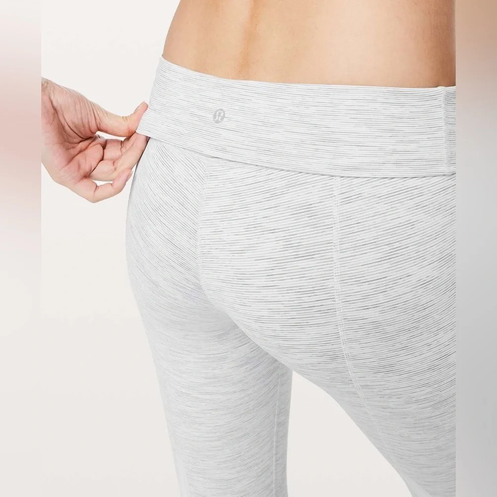 double logo Lululemon Wunder Under Crop II Scallop Luxtreme size 8